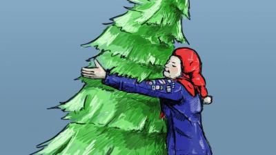 En spejder med nissehue krammer et juletræ.